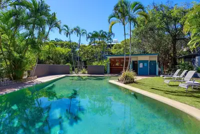 Image de Surfside Beach House 23 – Rainbow Shores. 2 minute walk to beach. pool.