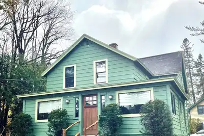 Image de 3-bedroom vacation home steps to downtown.