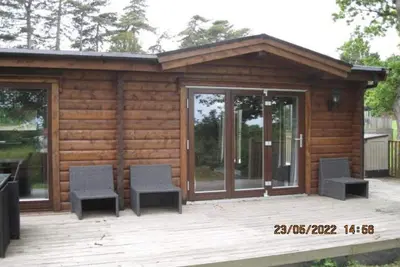 Image de Log cabin with decked veranda, nestled in Kenwick Park, Louth