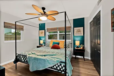 Image de Boutique style Apt/Walk to Beach/Pet friendly