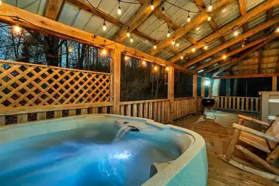 Image de Fall Foliage! Private Fire Pit! Hot Tub! Arcade!