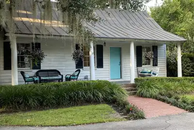 Image de Elizabeth Arden's former Estate, Coastal Style Cottage in Summerville