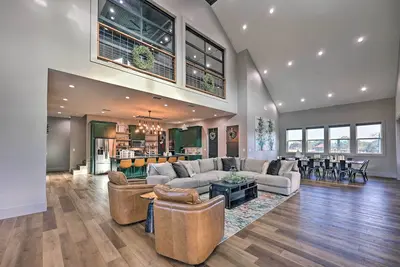 Image de Lavish Riverfront Escape w/ Gas Grill!