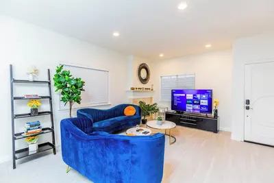 Image de Not affected by the fire\/Elegant Pasadena Retreat – Prime Comfort Awaits