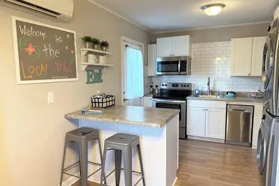 Image de The Local Yokel | Cozy 1 Br Apartment + Wi-Fi & Parking