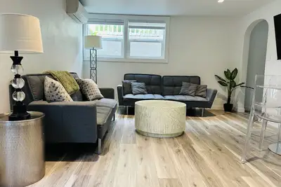 Image de Modern North End Bungalow Downstairs w/Parking!