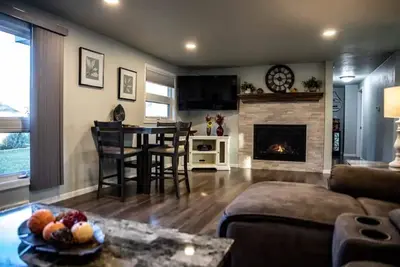 Image de Cozy & Cheerful Home-2 Levels of Comfort!