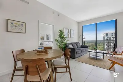 Image de 2 Bd Downtown Doral Condo | Free Parking