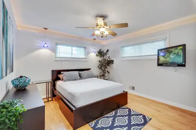 5 Minute walk to Downtown Ferndale! !