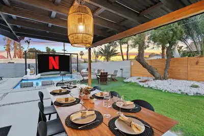 Image de Poolside Movie, Outdoor Game Room & King Beds