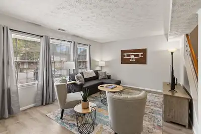 Image de King bed 3 bedroom Townhouse close to Toomers!