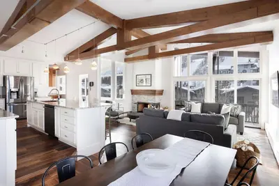 Image de Newly Renovated 4 Bedroom/ 3 Bathroom Luxury Penthouse in Vail Village