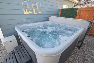 Image de Hot Tub - Entire New Home - Walk to Light Rail - King Beds - Firepit Theatre