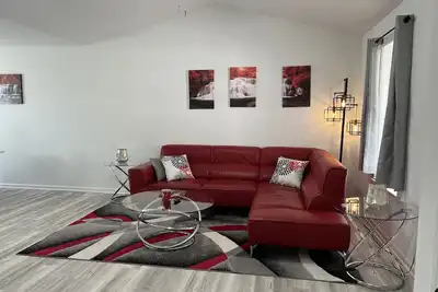 Image de Relaxing Red Velvet 5 Minutes to Downtown Raleigh & Nc State