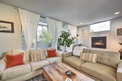 Image de Sleek Seattle Home w/ Rooftop Patio & Views!