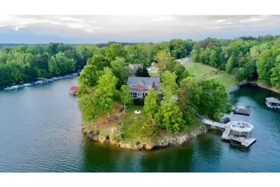 Image de Lake Norman Waterfront Home with Panoramic Views