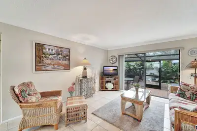 Image de Ground-floor condo with on-site pool & private screened patio - walk to beach
