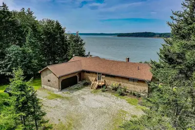 Image de Renovated oceanfront home with stunning view & pebbly beach - snowbird-friendly