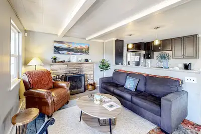 Image de Inviting home near golf course & lake with mountain views, close to downtown