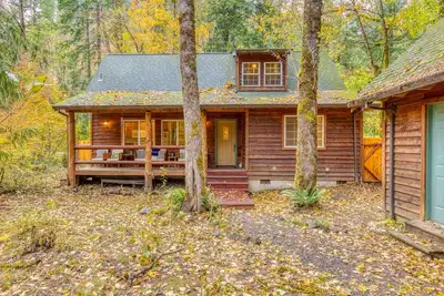 Image de Dog-friendly cabin with deck, fenced yard, & hot tub Game Room Coming Soon!
