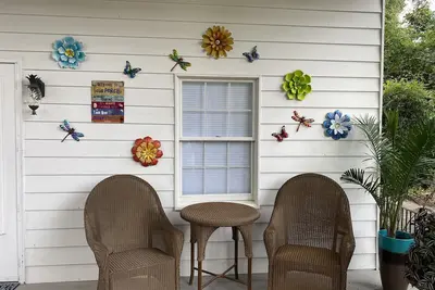 Image de Elizabeth Arden's former Estate, Tuscany Style Cottage in Summerville