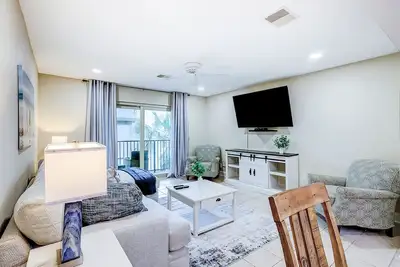 Charming villa with pool, balcony, full kitchen, central Ac, & washer/dryer