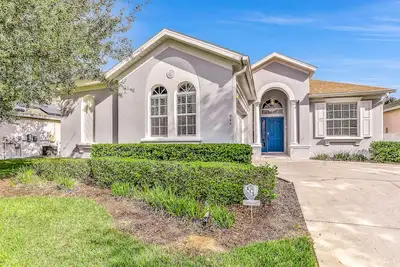 Image de Vibrant modern home with private pool, spa, lanai & expansive game room