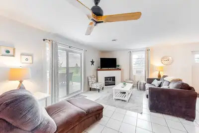 Image de Charming retreat with private hot tub, fireplace, & furnished patio