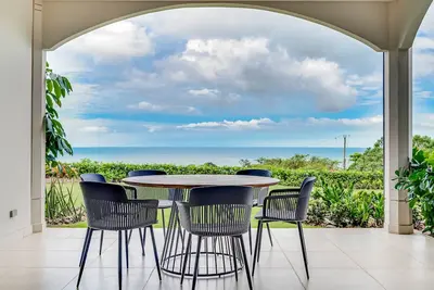 Image de Stylish, ocean-view condo on ground floor with pool, washer\/dryer, & patio