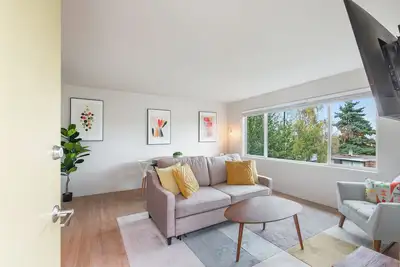 Image de 2br Chic Colorful Queen Anne Apt -  4m to Dt Seattle, Free Parking -  New