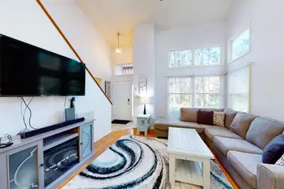 Image de Contemporary, spacious home with firepit, washer/dryer, & central Ac