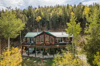 Image de Views, luxury amenities, hot tub, barrel sauna, office space