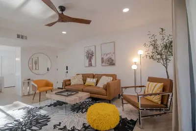 Image de Luxe Mid Century Modern 2/Bed **Highly Upgraded**