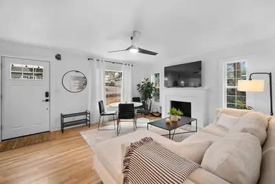 Image de Modern Downtown Lake Oswego Home!