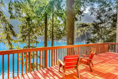 Image de Lakefront home with stunning views, private hot tub, dock & 2-story deck