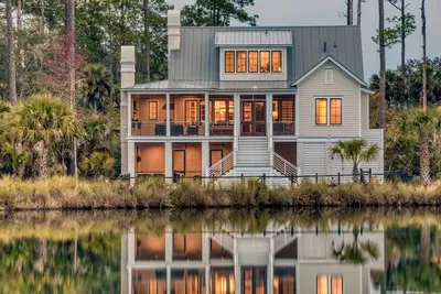 Image de Moreland's Newest 4 bedroom Rental - Stunning Lake Views and Hot Tub