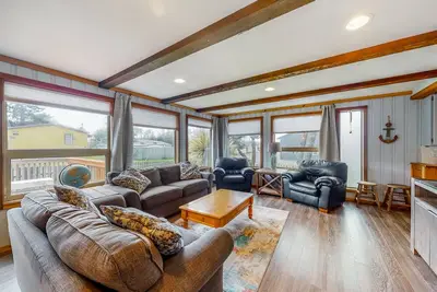 Image de Dog-friendly house near the ocean with woodstove, yard, patio & washer/dryer