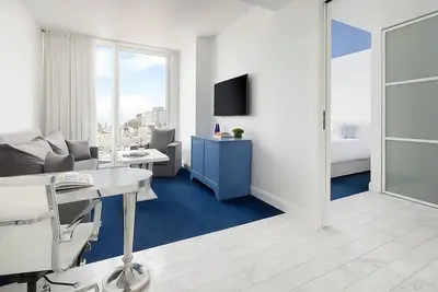 Image de 4 Elegant Deluxe Suites with Living Room! Offering sweeping views of Nyc!