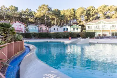 Image de Maison avec vue, avec piscine et jardin partagés