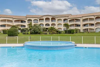 Appartement de vacances \"Résidence moderne avec piscine\" avec piscine partagée, terrasse et Wi-Fi.