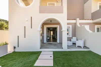 Image de Maison de vacances \"Elizabeth House\" avec vue sur les montagnes et jardin.