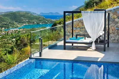 Image de Villa \"Desun Suites Green\" avec piscine privée, vue sur la mer et jardin.
