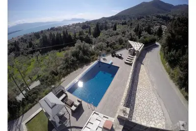 Image de \"Villa Kastro\" avec vue sur la mer, piscine privée, jardin et balcon.
