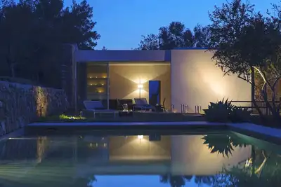 Image de My Rental Homes - Villa Cave  covered veranda with dining room and pool.