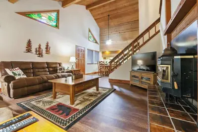 Image de Shaver Lake The Banks Retreat Cabin: Cozy Retreat with Fireplace & Balcony