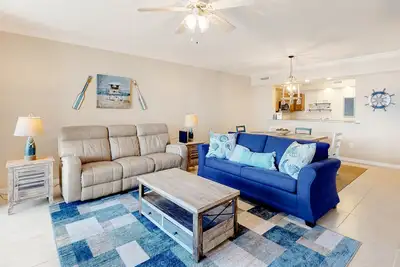 Image de Spacious waterfront condo with pool, fitness area, washer/dryer, & Ac