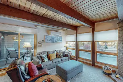 Image de Rustic condo with fireplace, pool & hot tubs - walk mere blocks to ski base