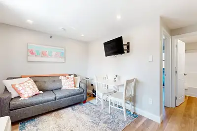 Image de Updated condo 1 mile to beach w/pool, hot tub, tennis & access to Ev chargers!