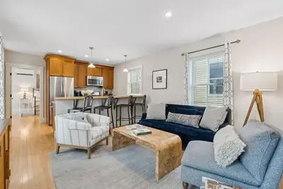 Image de Renovated condo with prime West End location, 2 en suite bathrooms, & Hgtv style