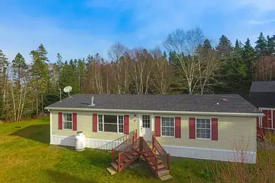 Image de Charming dog-friendly home with fireplace, fast WiFi, & washer\/dryer